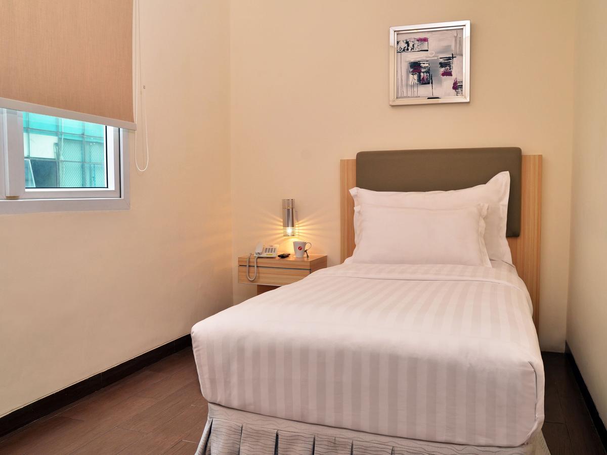 D'Primahotel Wtc Mangga Dua Джакарта Экстерьер фото