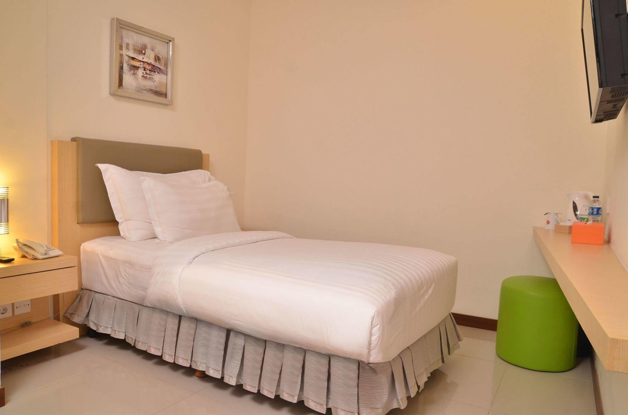 D'Primahotel Wtc Mangga Dua Джакарта Экстерьер фото